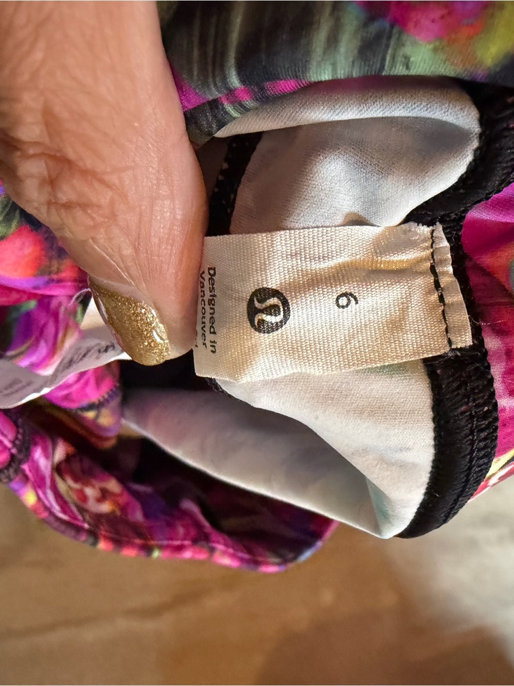 Like new lululemon athletica Pink Multi-Color Abstract Print Leggings size 6 - Picture 4 of 4